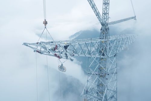 国家电网川渝特高压工程的悬崖施工与云中立塔