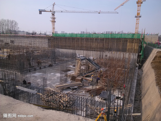 工程施工中的钢筋现场 构筑建筑骨架的关键环节