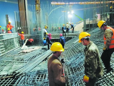 菏泽东站站房24小时不间断施工 11月底将实现混凝土主体结构封顶